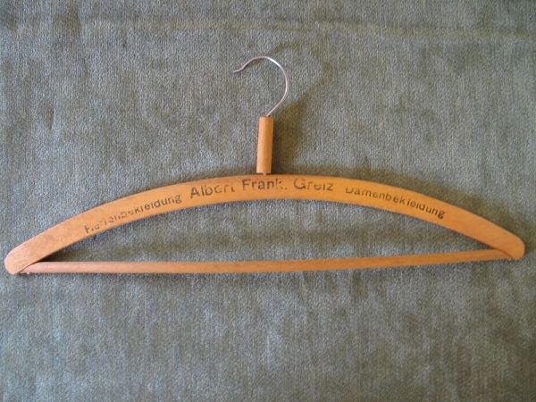 Albert Frank Greiz, Damenbekleidung, Herrenbekleidung, Kleiderbügel