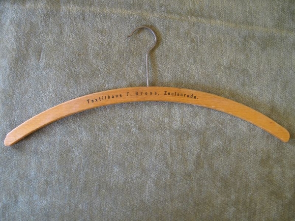 Textilhaus Gross Zeulenroda, Kleiderbügel