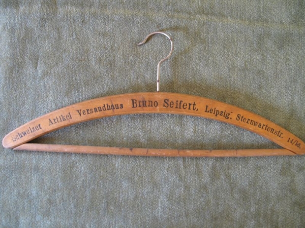 Schweizer Artikel Versandhaus Bruno Seifert Leipzig, Kleiderbügel