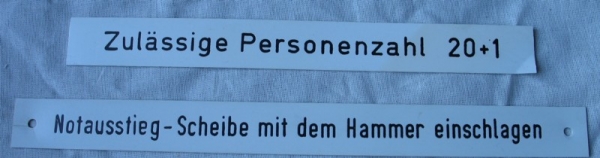 2 alte Schilder, Robur Bus, Notausstieg und Zulässige Personenzahl