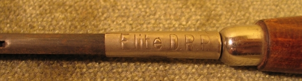 Durch eine Klemmvorrichtung lässt sich die Schraube fixieren zum "einfädeln" an schwer zugänglichen Stellen