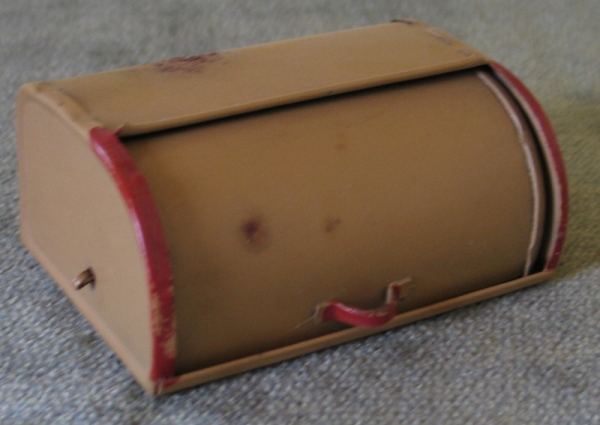Brotkasten aus Blech für die Puppenstube