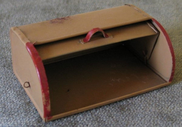 Brotkasten aus Blech für die Puppenstube