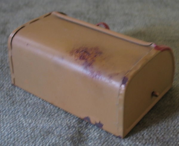 Brotkasten aus Blech für die Puppenstube