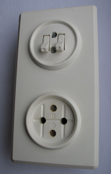 Lichtschalter- Steckdosen- Kombination, UP, hell, Serienschalter, #12