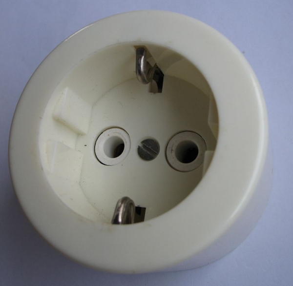 Steckdose Aufputz, hell, rund, Schuko, DDR, unbenutzt, #40h