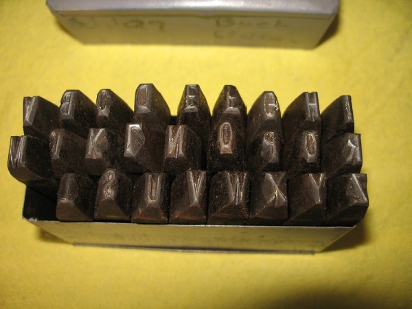 Schlagbuchstaben aus DDR- Zeiten, Buchstaben groß, 9 mm