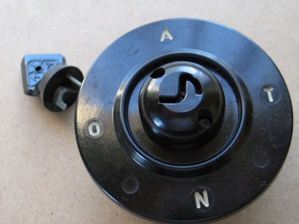 Antiker Lichtschalter zur Unterputzinstallation, Krankenbett